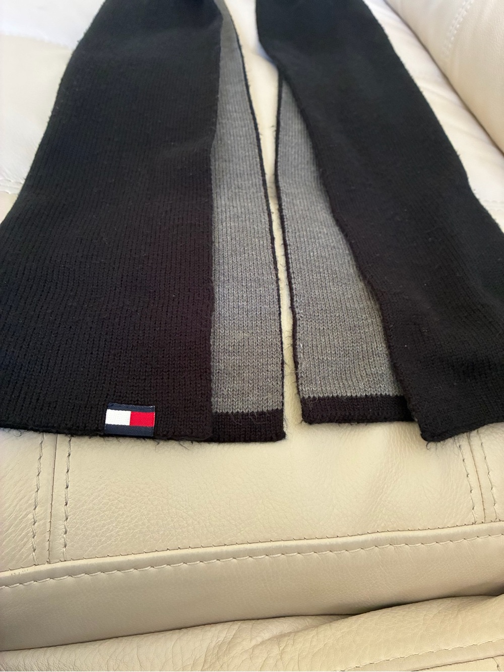 Tommy Hilfiger Unisex Black and Gray Knit Scarf